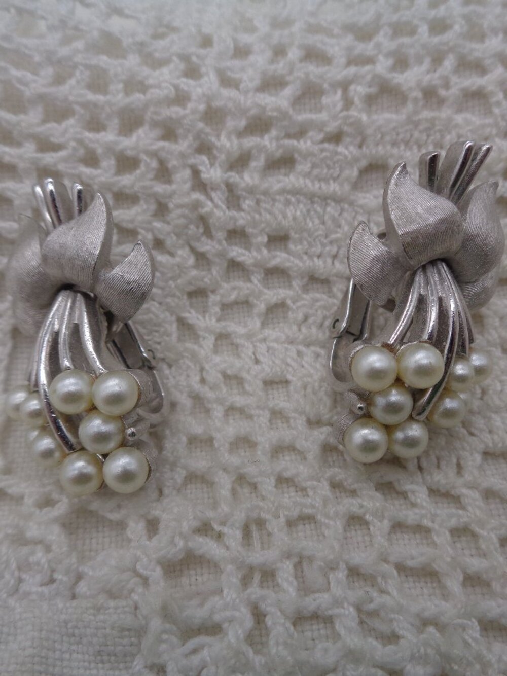 Vintage CROWN TRIFARI Brushed Silver Tone & Faux Pearl Clip EARRINGS